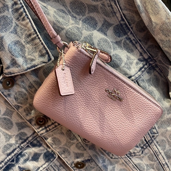 Coach Double Corner Zip Wristlet
SV/Soft Lilac - Picture 13 of 16